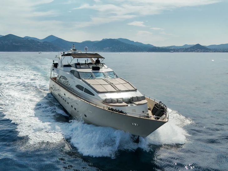 ACCAMA DELTA Azimut 100 Jumbo - cruising bow view ACCAMA DELTA Azimut 100 Jumbo - cruising bow view