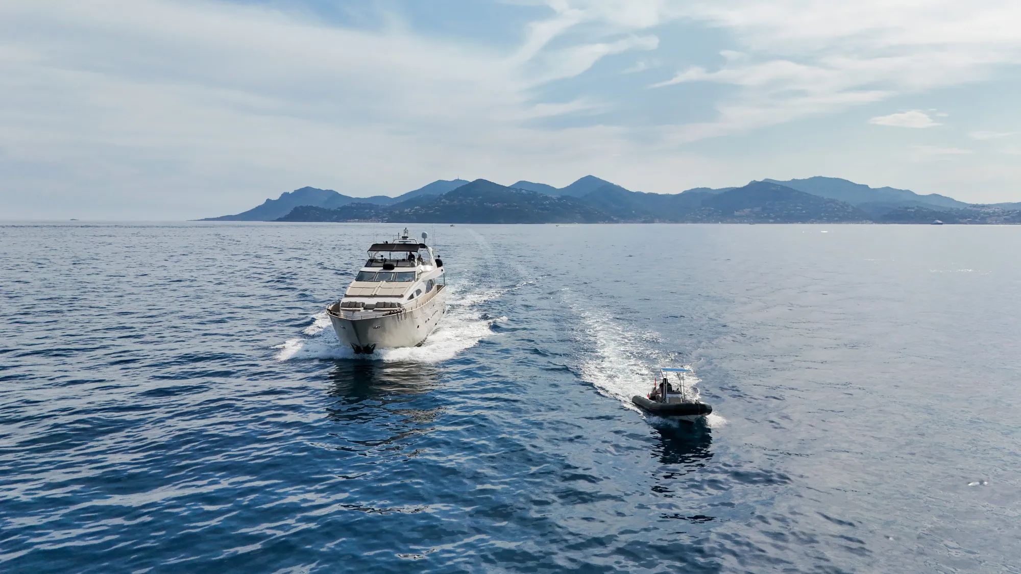 ACCAMA DELTA Azimut 100 Jumbo - cruising with the tender