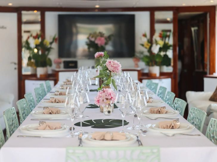 ACCAMA DELTA Azimut 100 Jumbo - indoor formal dining set up ACCAMA DELTA Azimut 100 Jumbo - indoor formal dining set up