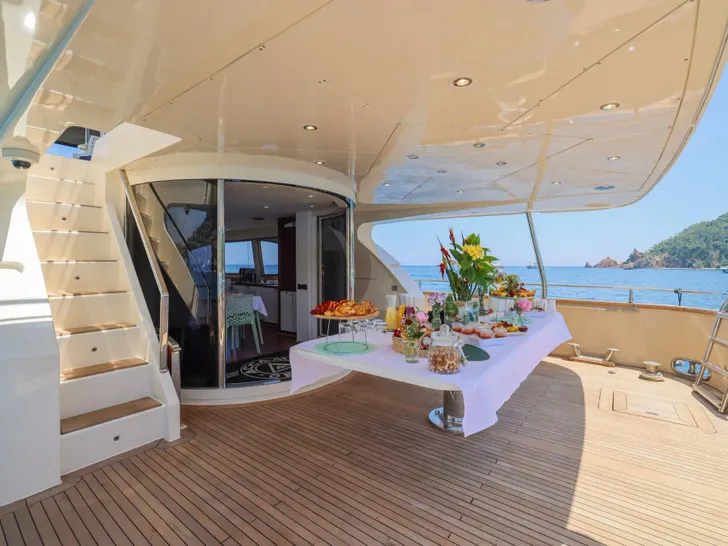 ACCAMA DELTA Azimut 100 Jumbo - main aft deck ACCAMA DELTA Azimut 100 Jumbo - main aft deck