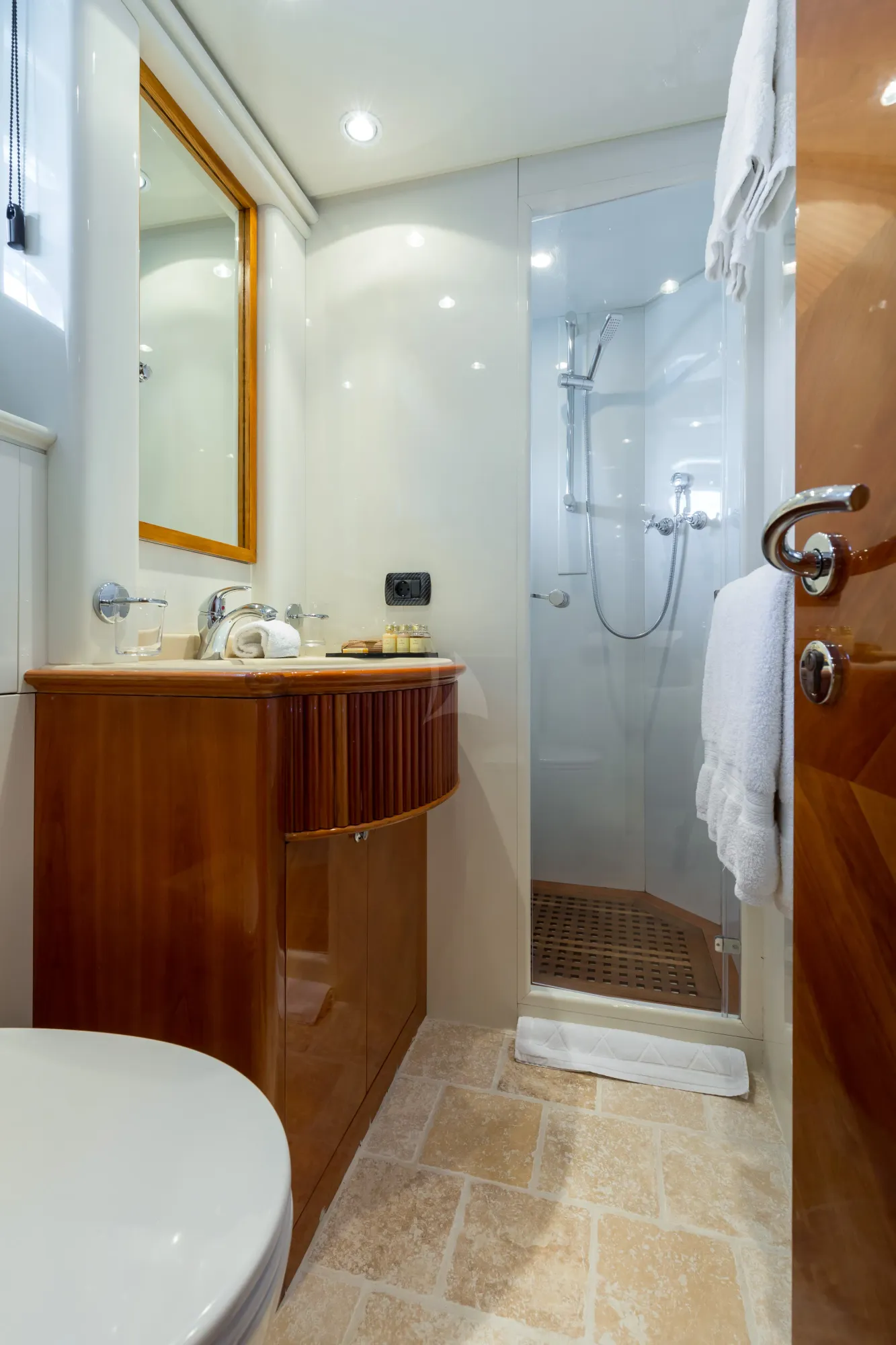 ACCAMA DELTA Azimut 100 Jumbo - master cabin bathroom