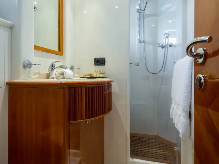 ACCAMA DELTA Azimut 100 Jumbo - master cabin bathroom ACCAMA DELTA Azimut 100 Jumbo - master cabin bathroom