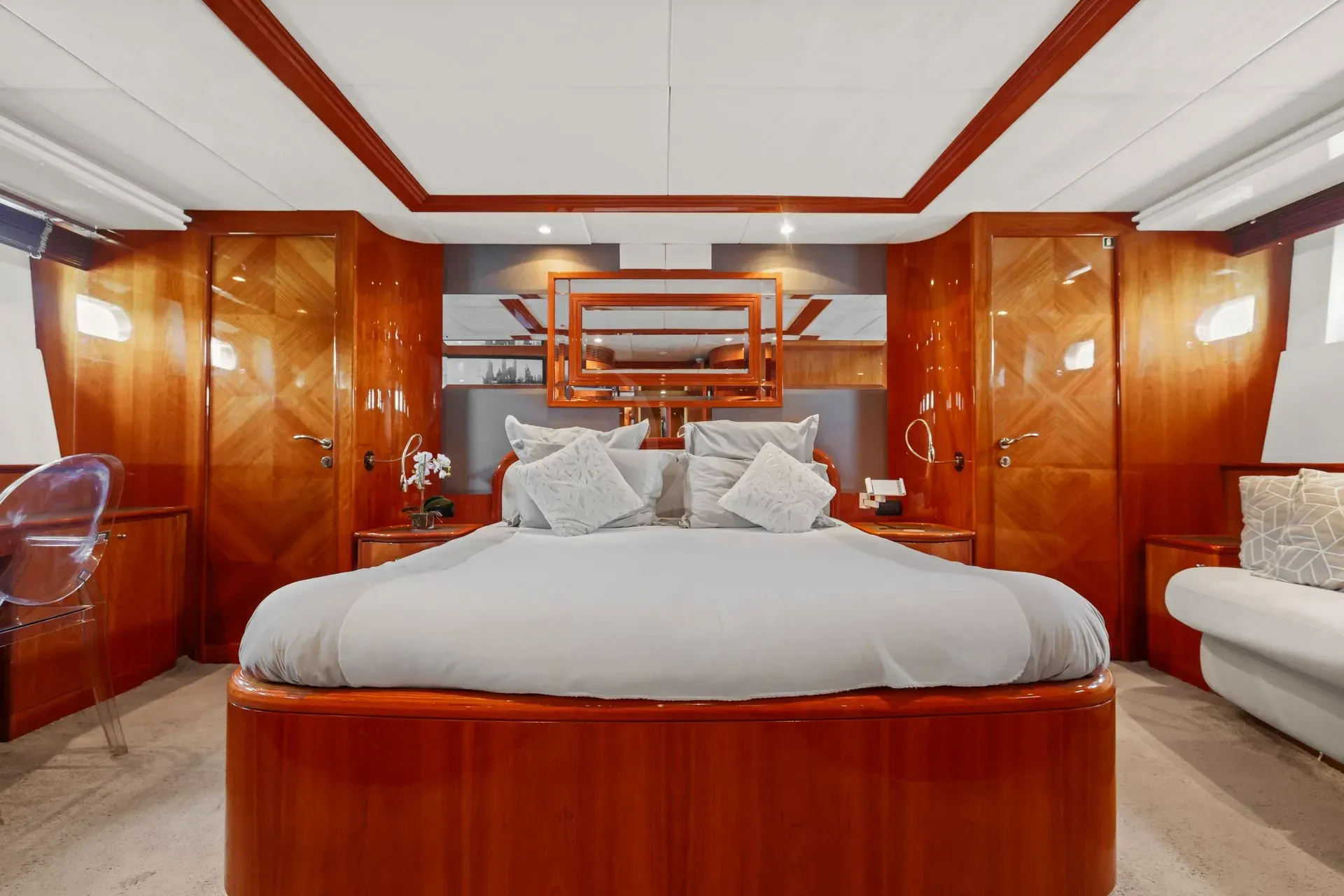 ACCAMA DELTA Azimut 100 Jumbo - master cabin bed