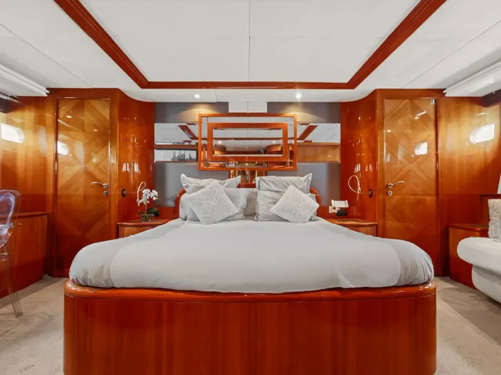 ACCAMA DELTA Azimut 100 Jumbo - master cabin bed ACCAMA DELTA Azimut 100 Jumbo - master cabin bed