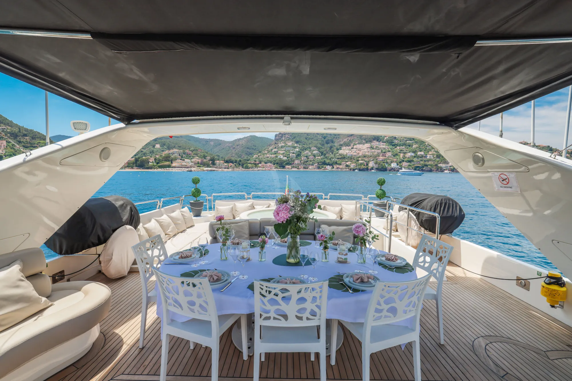 ACCAMA DELTA Azimut 100 Jumbo - sundeck alfresco dining area