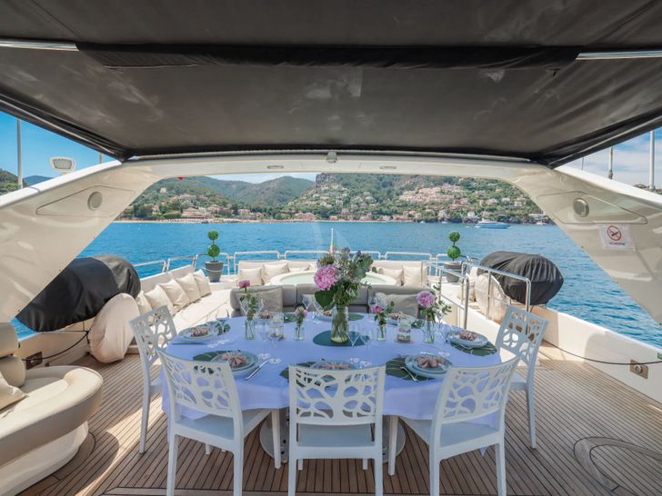 ACCAMA DELTA Azimut 100 Jumbo - sundeck alfresco dining area ACCAMA DELTA Azimut 100 Jumbo - sundeck alfresco dining area