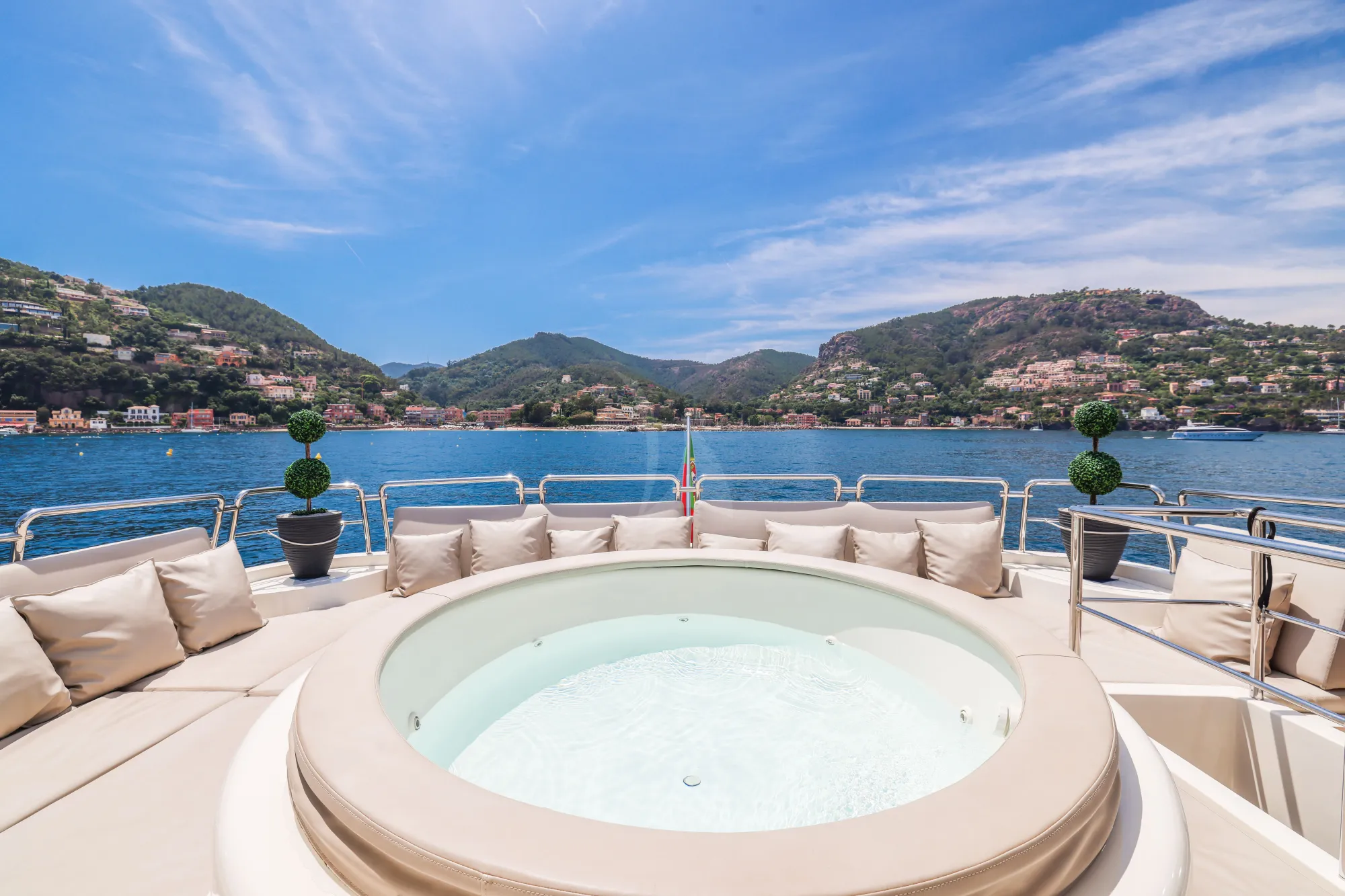 ACCAMA DELTA Azimut 100 Jumbo - sundeck jacuzzi