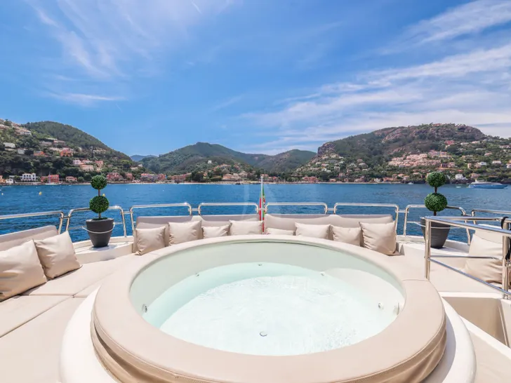 ACCAMA DELTA Azimut 100 Jumbo - sundeck jacuzzi ACCAMA DELTA Azimut 100 Jumbo - sundeck jacuzzi