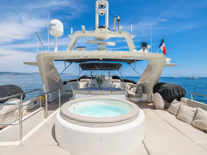 ACCAMA DELTA Azimut 100 Jumbo - sundeck ACCAMA DELTA Azimut 100 Jumbo - sundeck