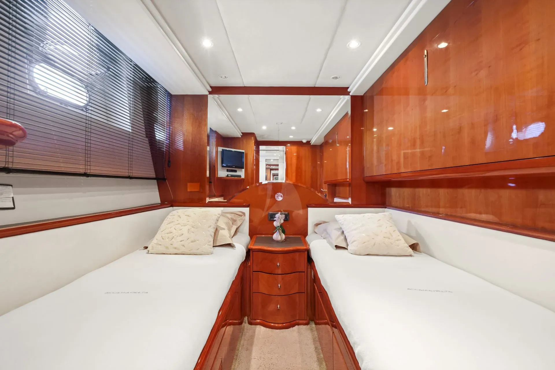 ACCAMA DELTA Azimut 100 Jumbo - twin cabin