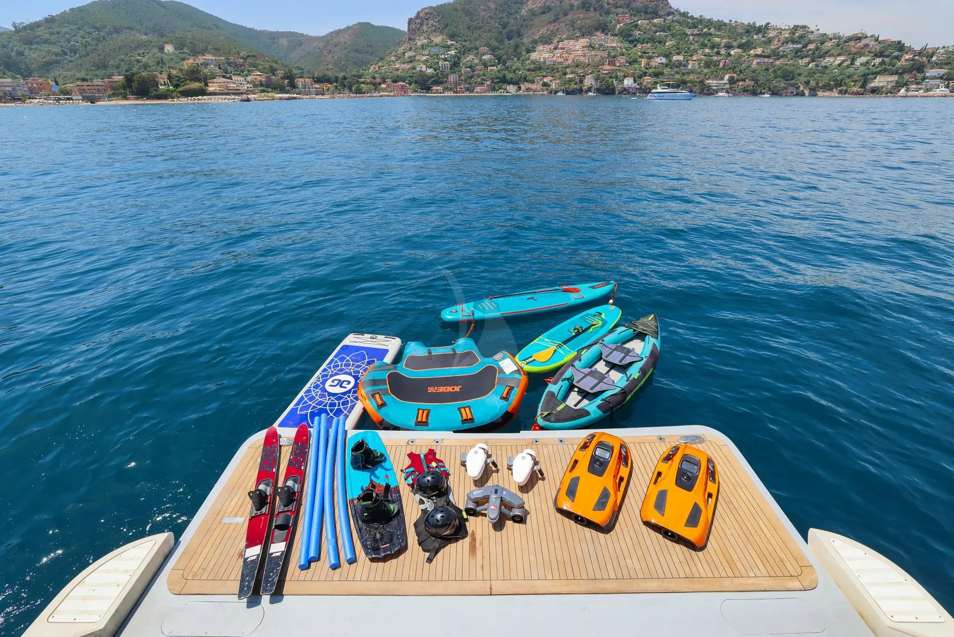 ACCAMA DELTA Azimut 100 Jumbo - water toys on the swim platform