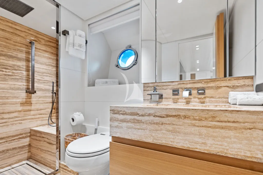 ACE Sanlorenzo SD96 - VIP cabin bathroom
