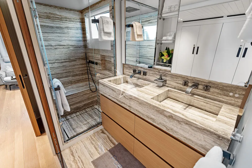 ACE Sanlorenzo SD96 - master cabin bathroom