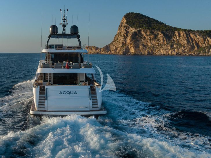ACQUA Ferretti Custom Line Navetta 33 - stern view cruising ACQUA Ferretti Custom Line Navetta 33 - stern view cruising