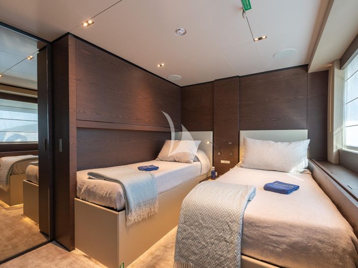 ACQUA Ferretti Custom Line Navetta 33 - twin cabin ACQUA Ferretti Custom Line Navetta 33 - twin cabin