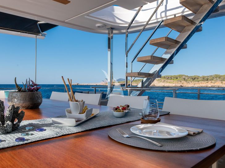 ACQUA Ferretti Custom Line Navetta 33 - aft deck alfresco dining set up ACQUA Ferretti Custom Line Navetta 33 - aft deck alfresco dining set up