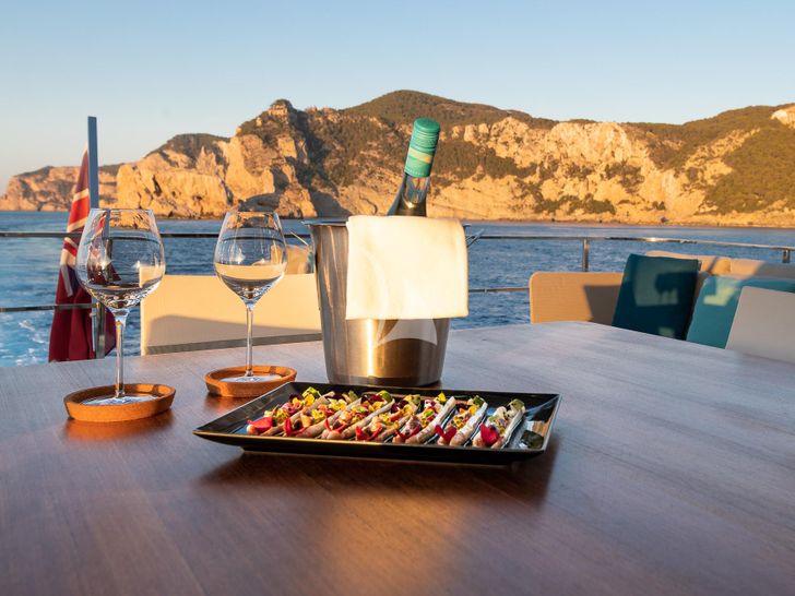 ACQUA Ferretti Custom Line Navetta 33 - wine party ACQUA Ferretti Custom Line Navetta 33 - wine party
