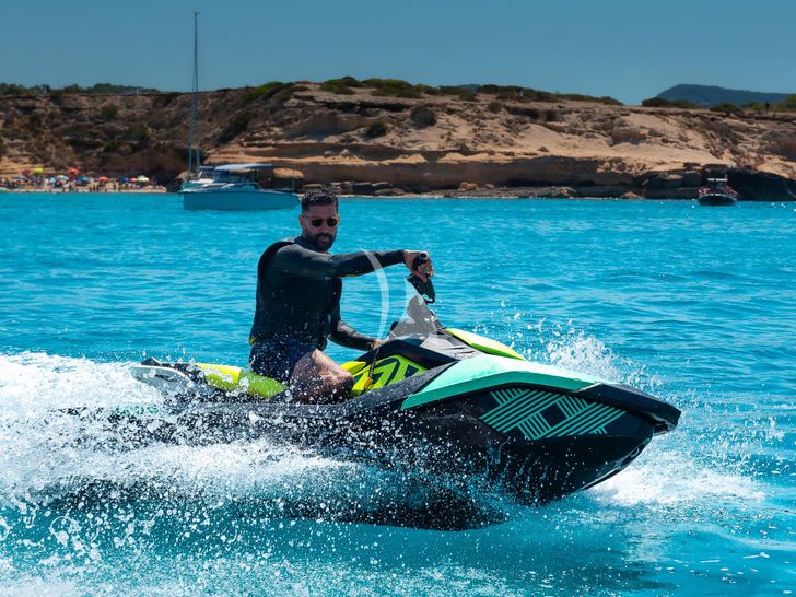 ACQUA Ferretti Custom Line Navetta 33 - jet ski ACQUA Ferretti Custom Line Navetta 33 - jet ski