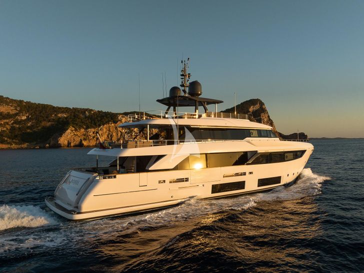 ACQUA Ferretti Custom Line Navetta 33 - side shot cruising ACQUA Ferretti Custom Line Navetta 33 - side shot cruising