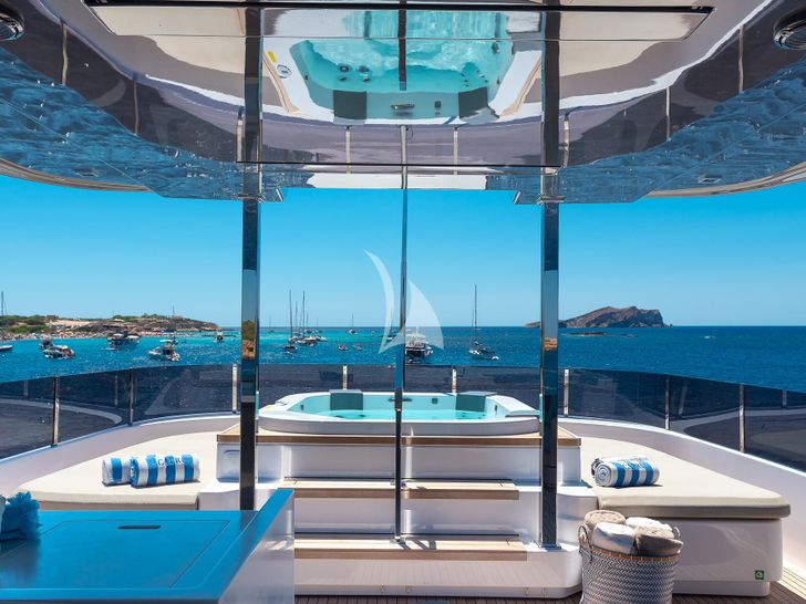 ACQUA Ferretti Custom Line Navetta 33 - jacuzzi ACQUA Ferretti Custom Line Navetta 33 - jacuzzi