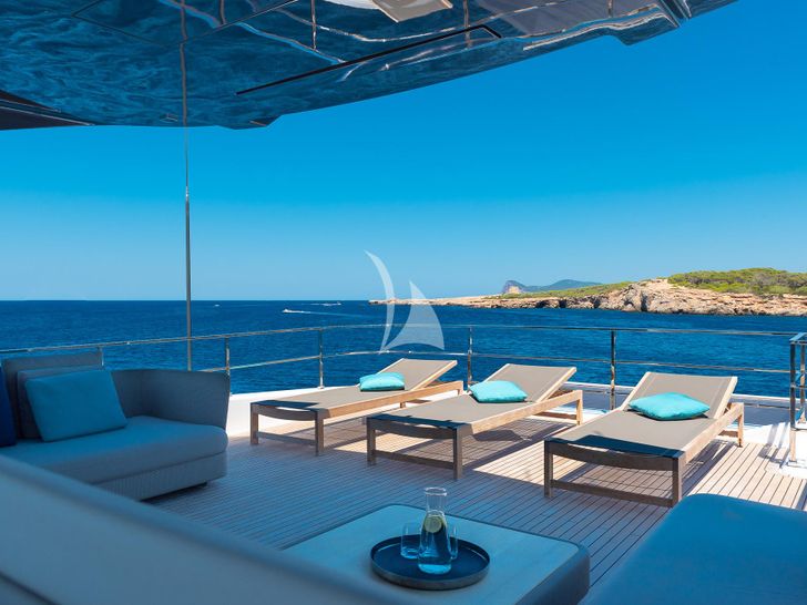 ACQUA Ferretti Custom Line Navetta 33 - sun beds ACQUA Ferretti Custom Line Navetta 33 - sun beds