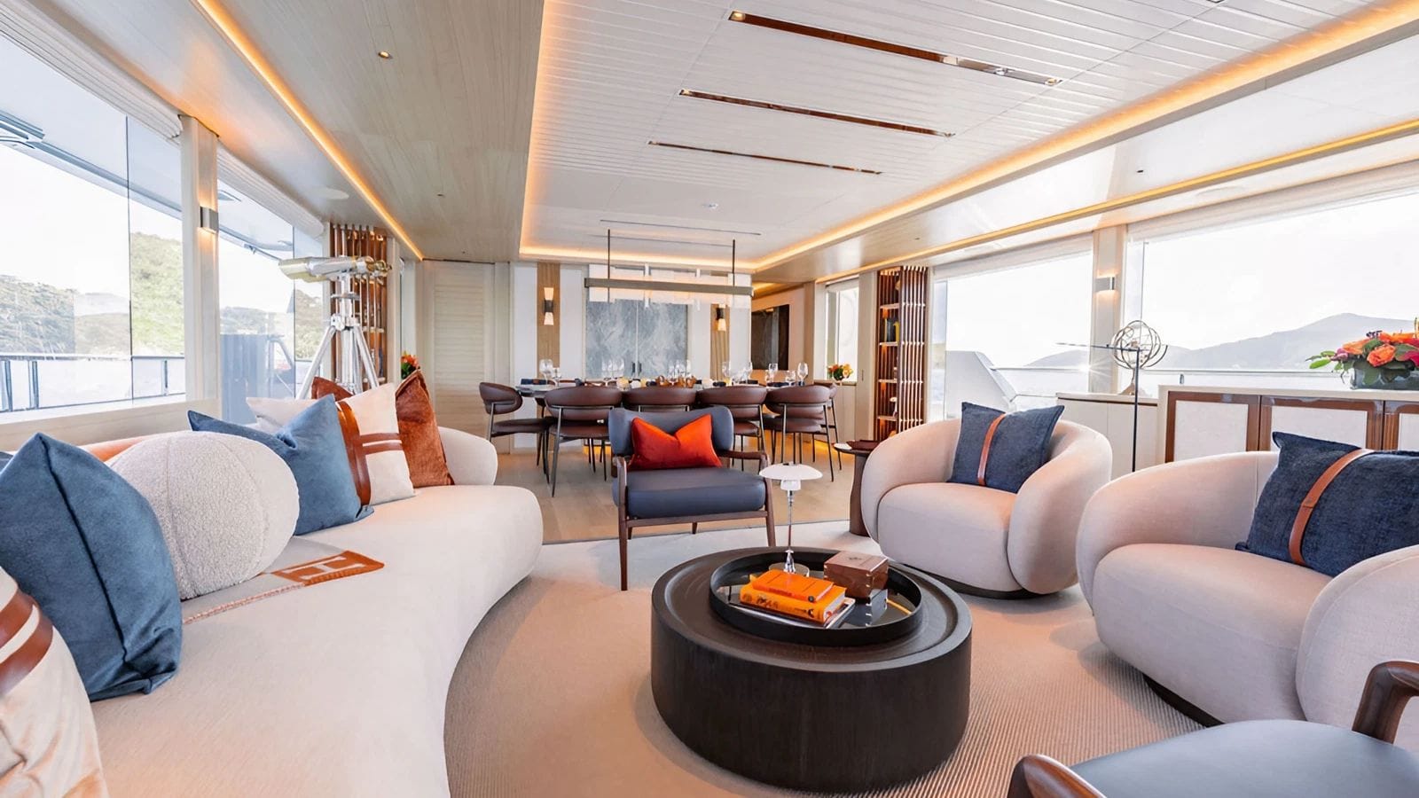 AD ASTRA Moonen 122 Martinique - main saloon lounge