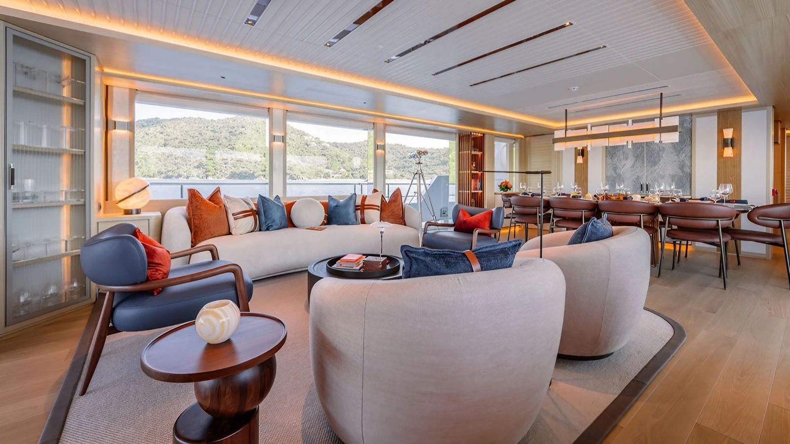 AD ASTRA Moonen 122 Martinique - main saloon