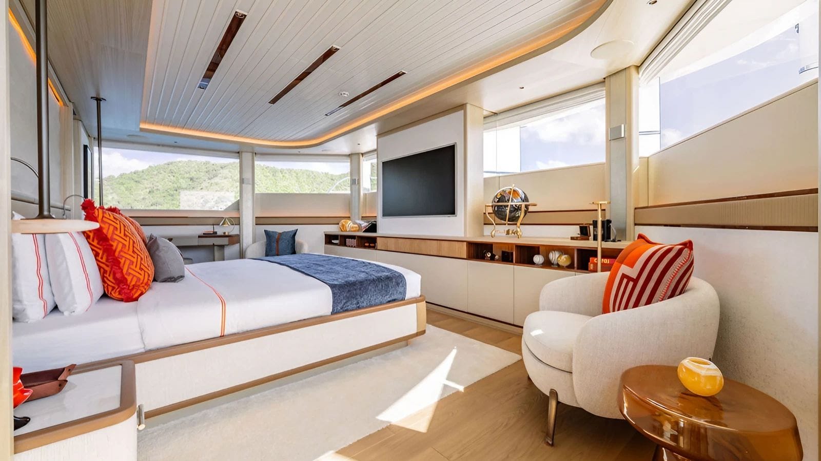 AD ASTRA Moonen 122 Martinique - master cabin bed and TV