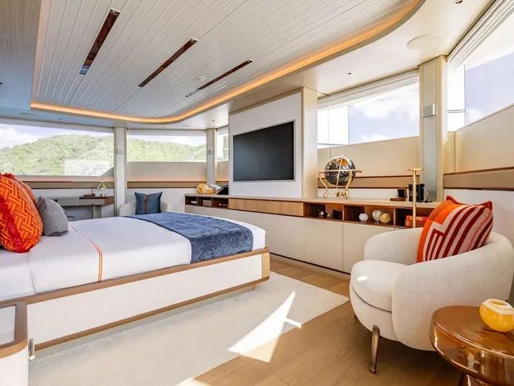 AD ASTRA Moonen 122 Martinique - master cabin bed and TV AD ASTRA Moonen 122 Martinique - master cabin bed and TV