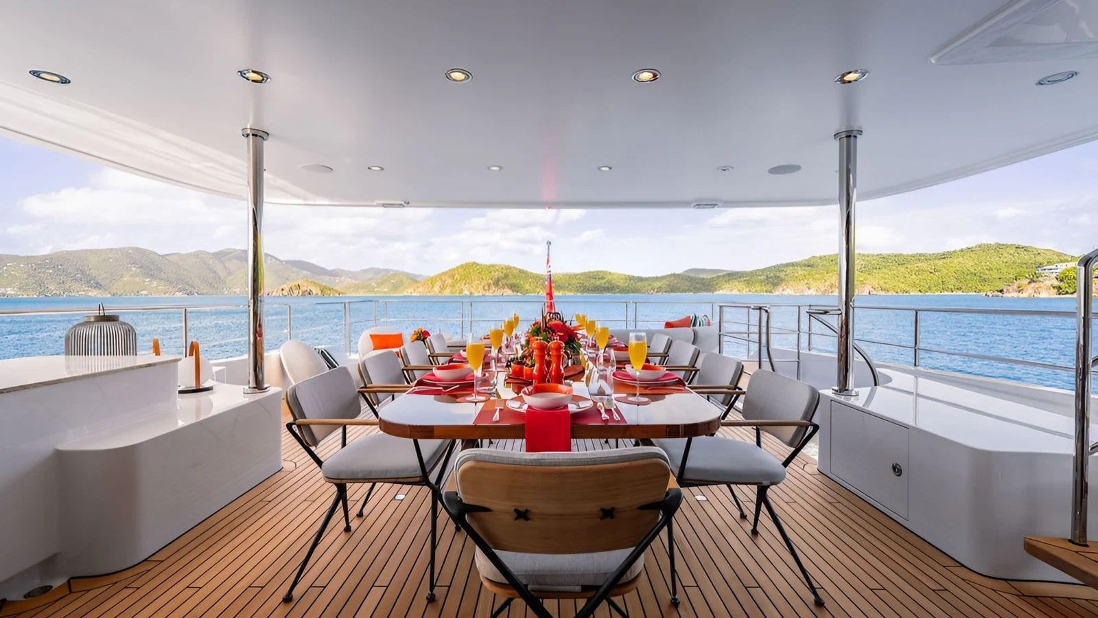 AD ASTRA Moonen 122 Martinique - sky deck alfresco dining set up