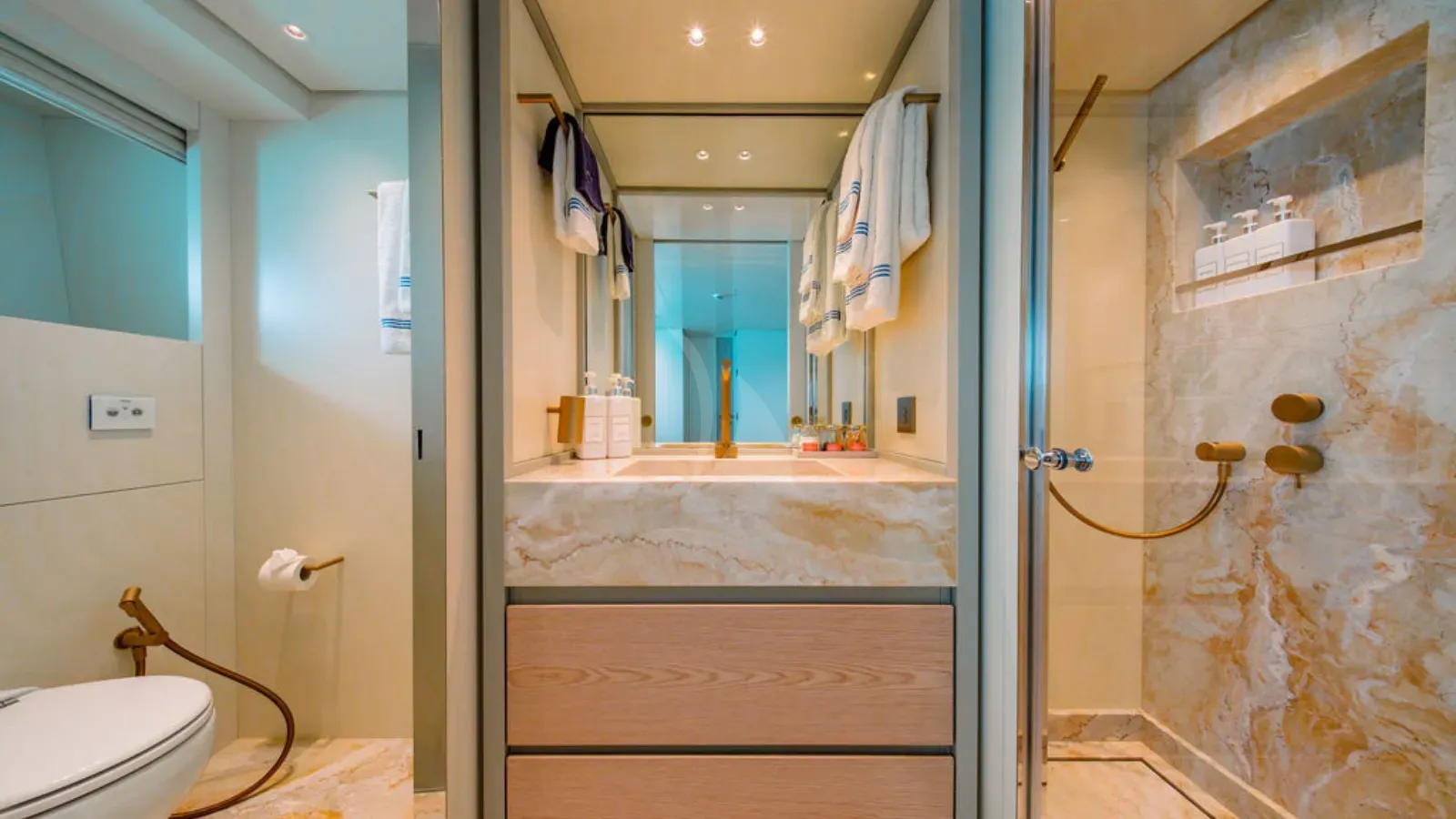 ADIOS Sanlorenzo SD96 - VIP cabin 1 bathroom