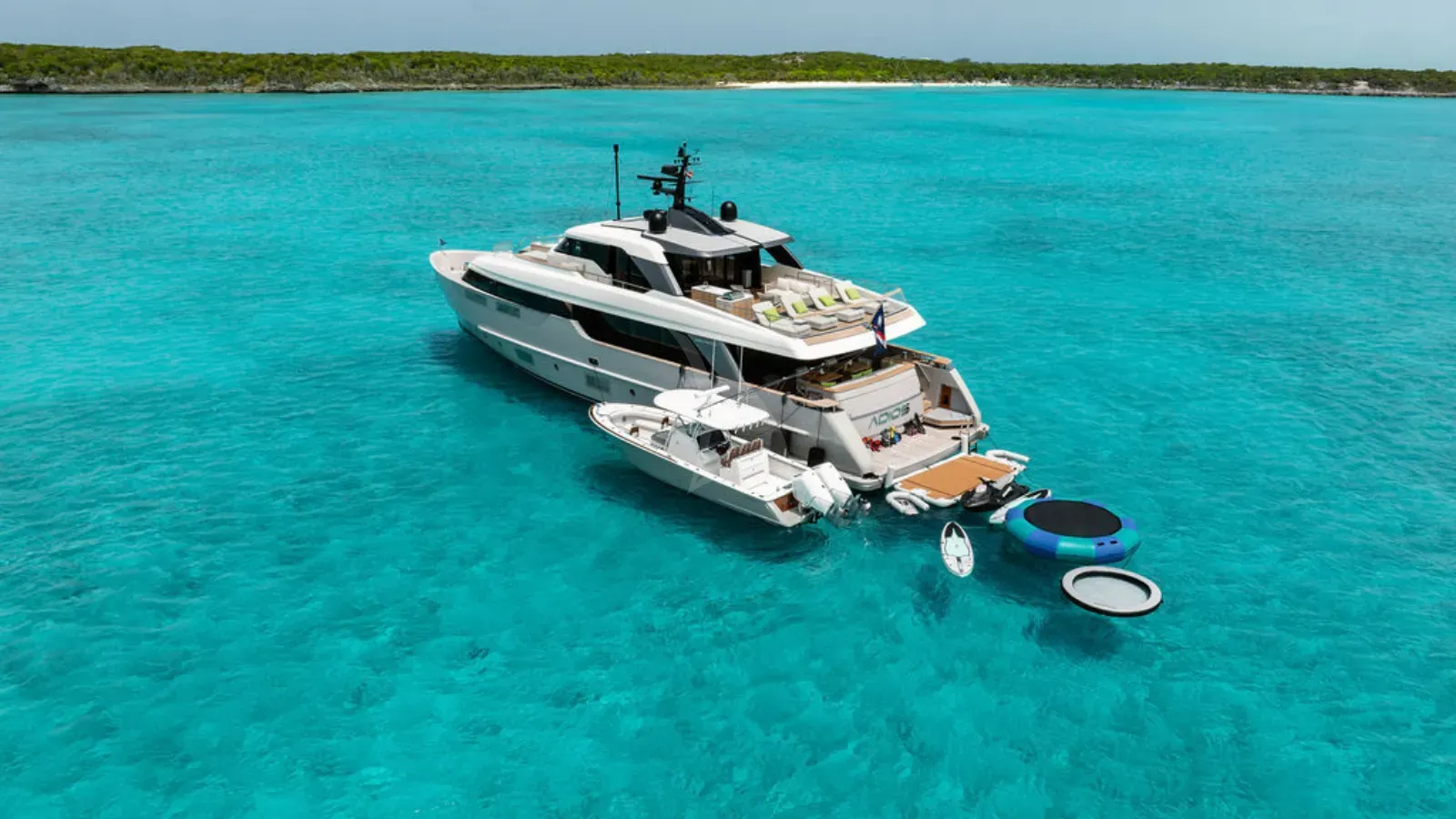 ADIOS Sanlorenzo SD96 - anchored with the water toys