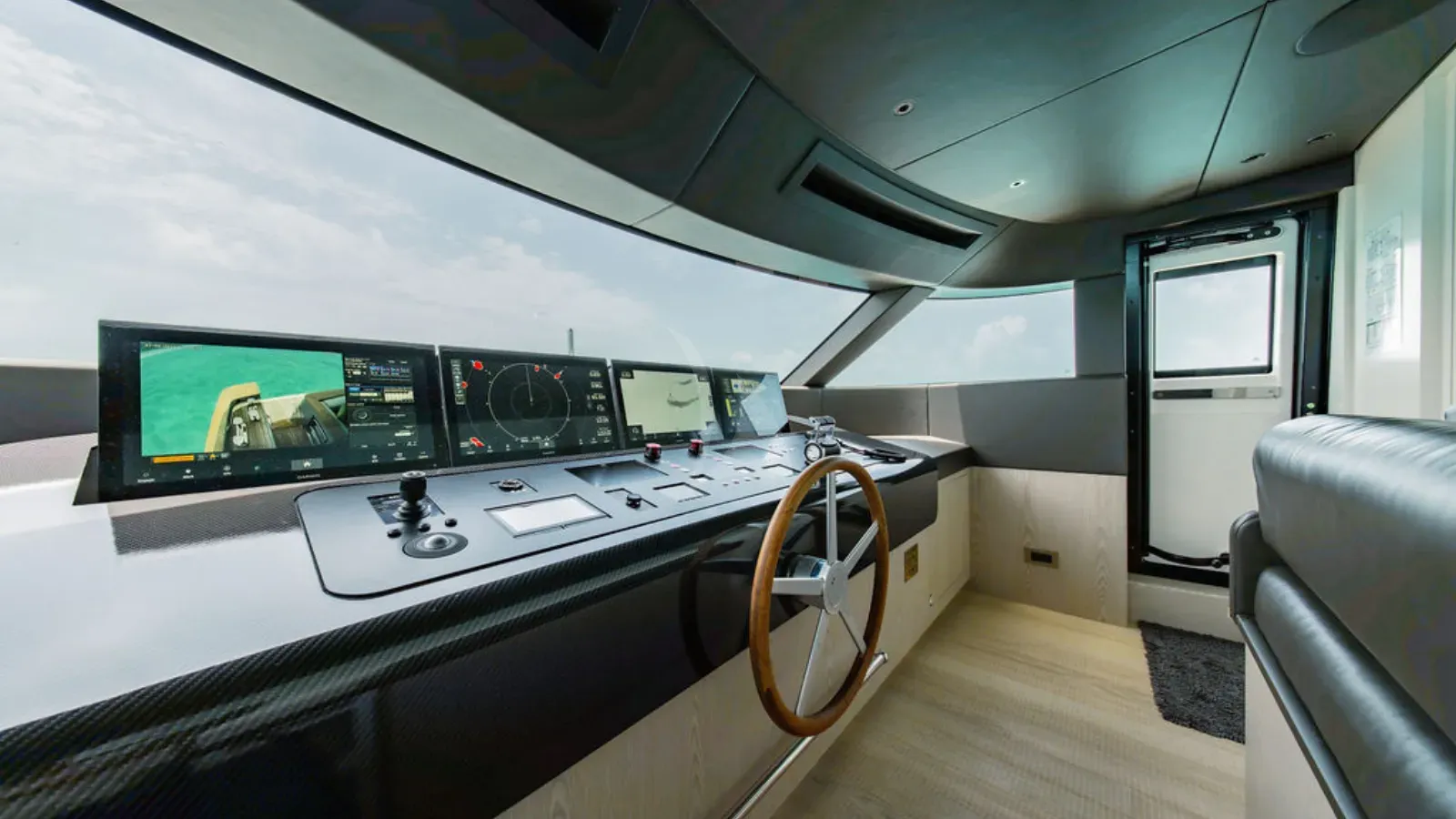 ADIOS Sanlorenzo SD96 - cockpit