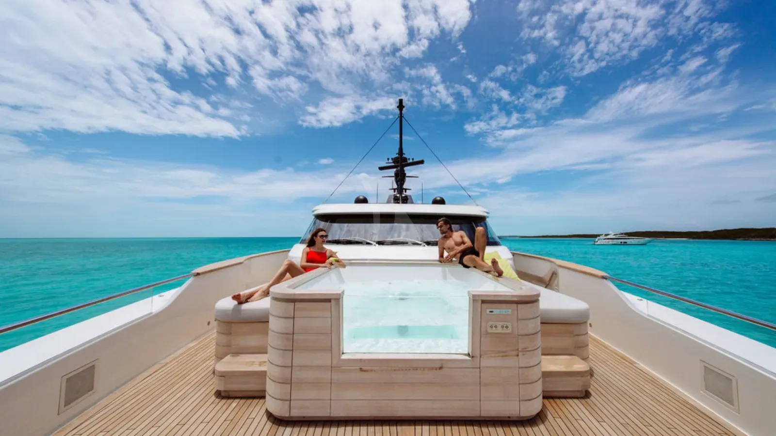 ADIOS Sanlorenzo SD96 - foredeck lounge and jacuzzi