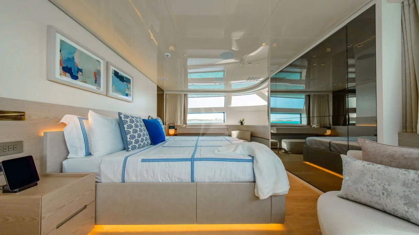 ADIOS Sanlorenzo SD96 - master cabin bed