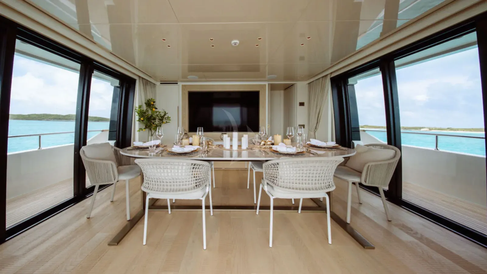 ADIOS Sanlorenzo SD96 - sky lounge dining area