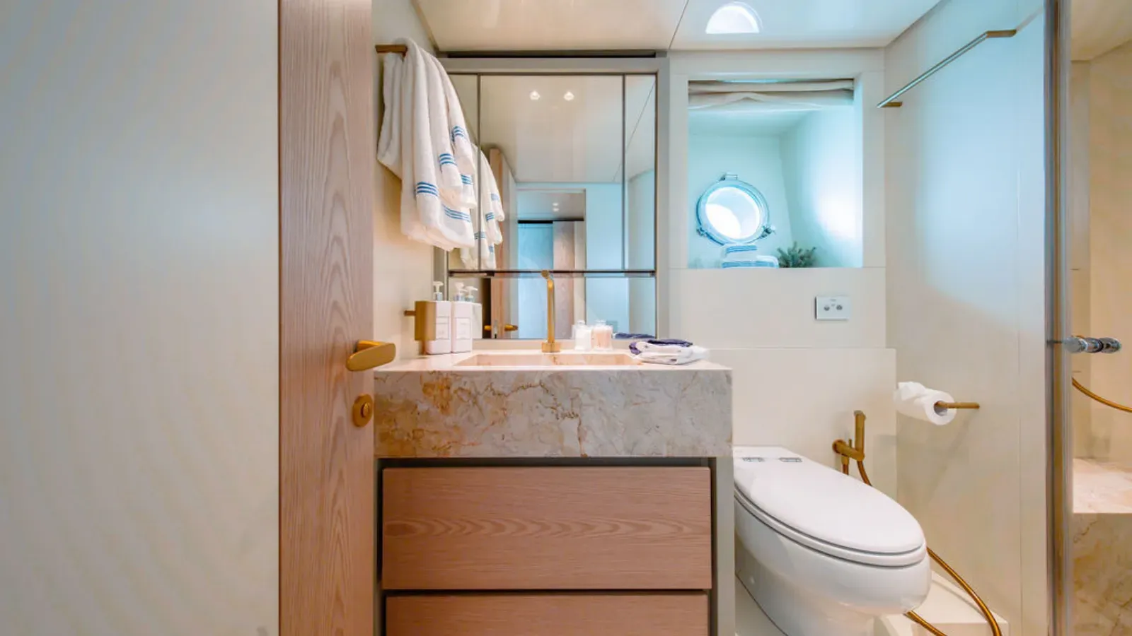 ADIOS Sanlorenzo SD96 - twin cabin 1 bathroom