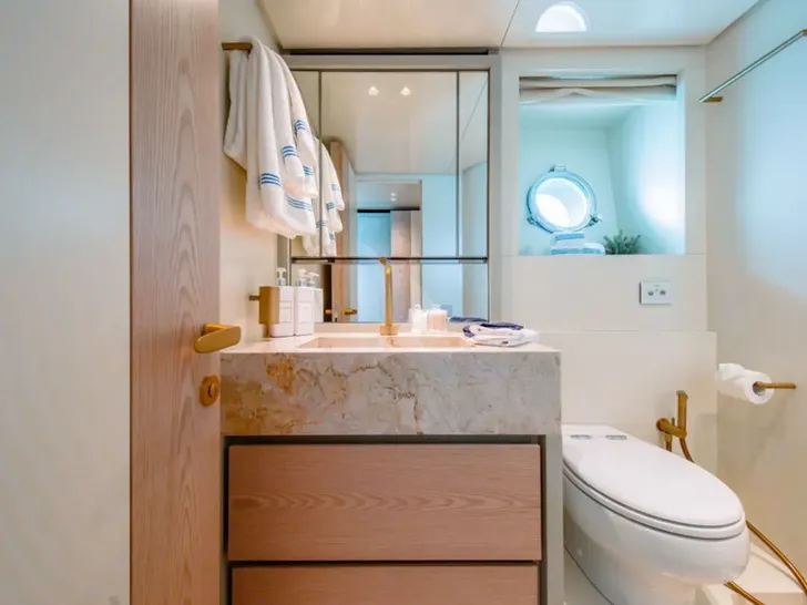 ADIOS Sanlorenzo SD96 - twin cabin 1 bathroom ADIOS Sanlorenzo SD96 - twin cabin 1 bathroom