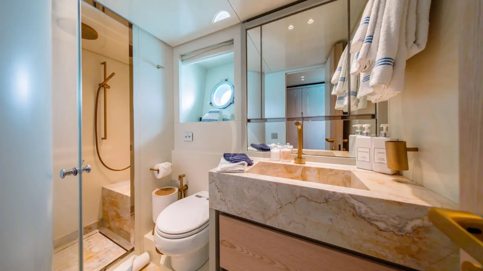 ADIOS Sanlorenzo SD96 - twin cabin 2 bathroom