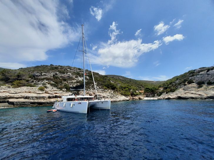 ADRIATIC CHEETAH Lagoon 450F - anchored ADRIATIC CHEETAH Lagoon 450F - anchored
