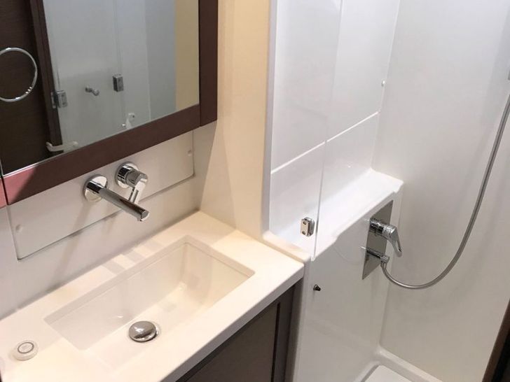 ADRIATIC CHEETAH Lagoon 450F - cabin 1 bathroom ADRIATIC CHEETAH Lagoon 450F - cabin 1 bathroom