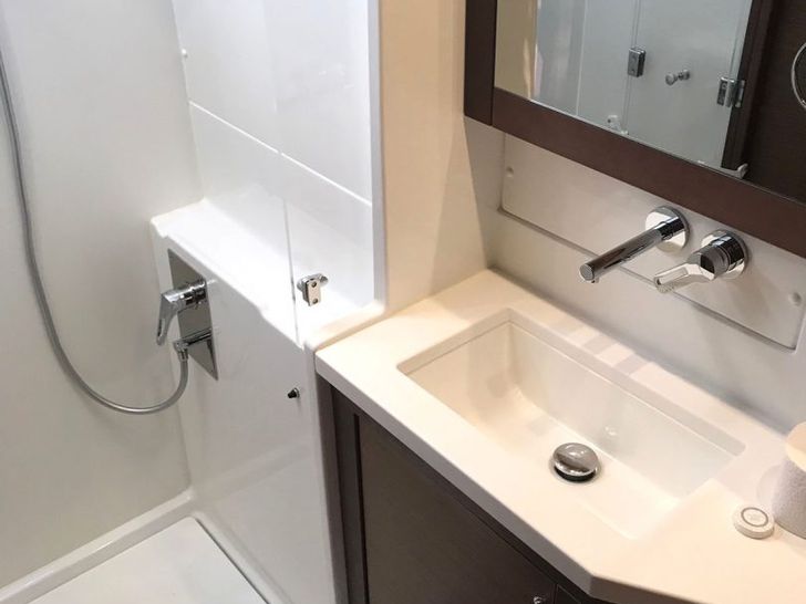 ADRIATIC CHEETAH Lagoon 450F - cabin 3 bathroom ADRIATIC CHEETAH Lagoon 450F - cabin 3 bathroom