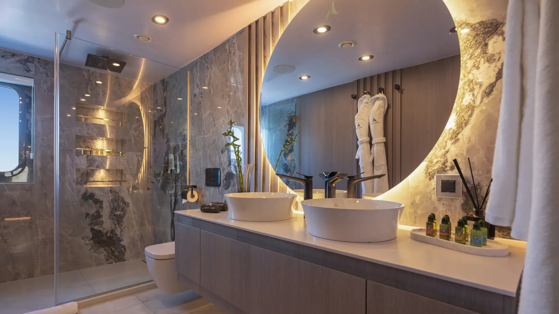 ADRI Radez 45m - master cabin bathroom