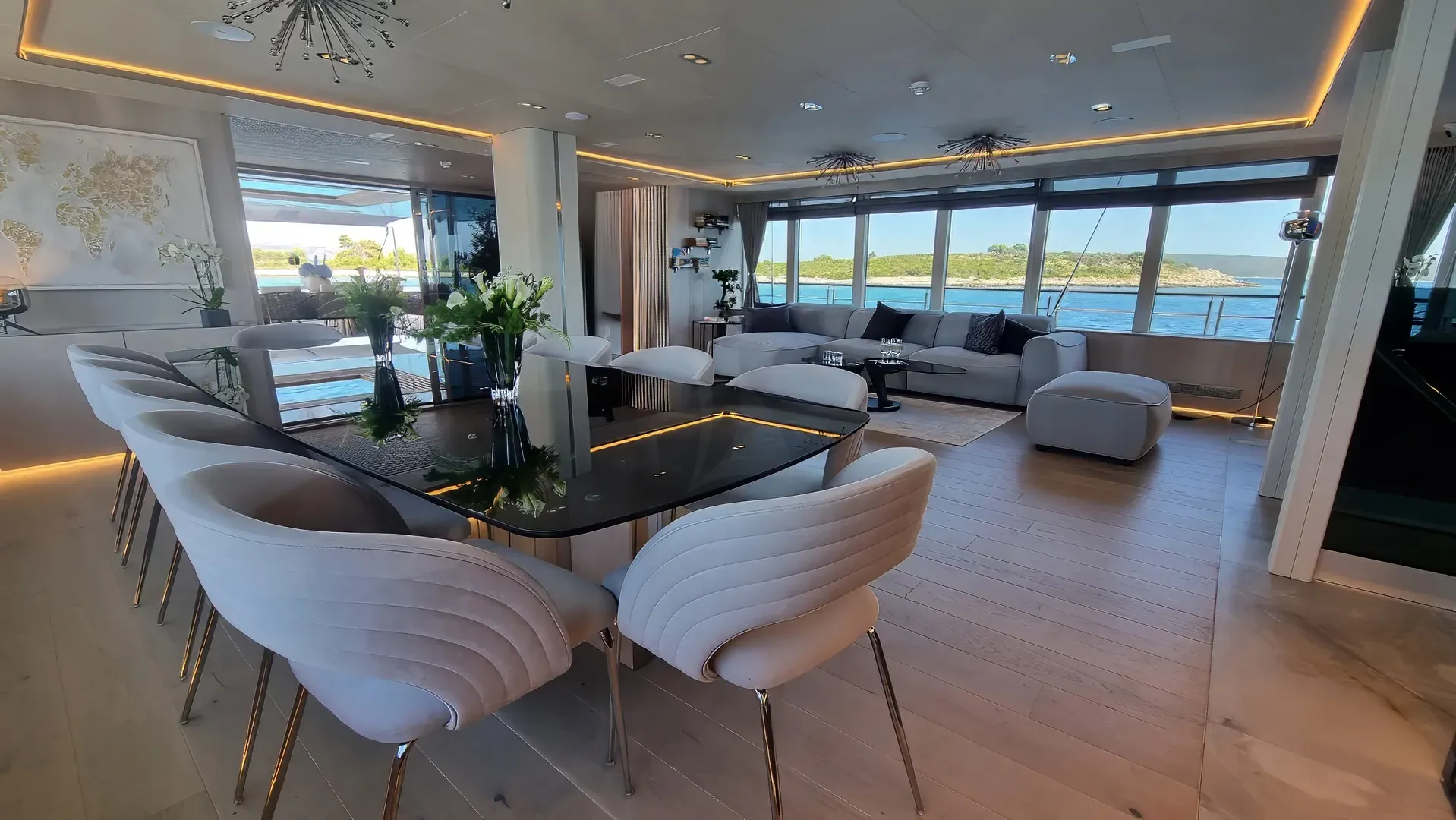 ADRI Radez 45m - saloon dining area