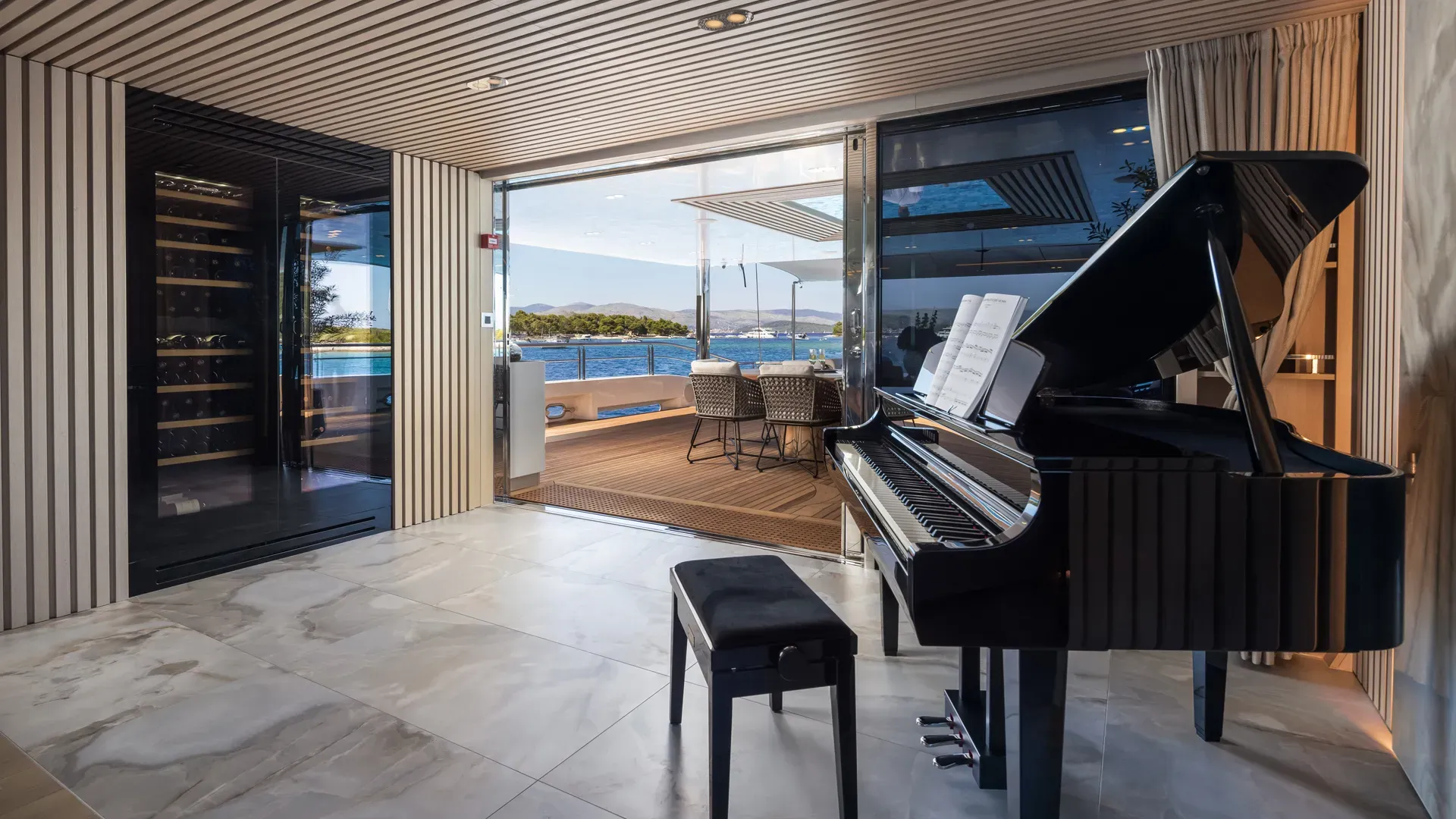 ADRI Radez 45m - saloon piano and wine cooler