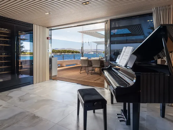 ADRI Radez 45m - saloon piano and wine cooler ADRI Radez 45m - saloon piano and wine cooler