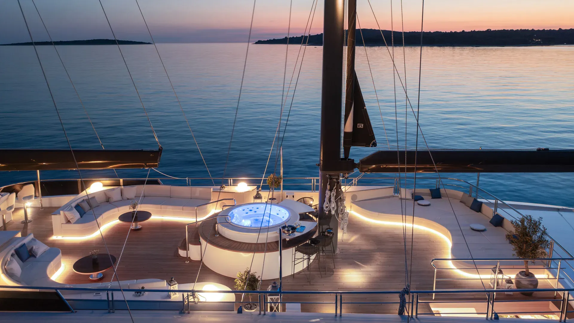 ADRI Radez 45m - sundeck at night