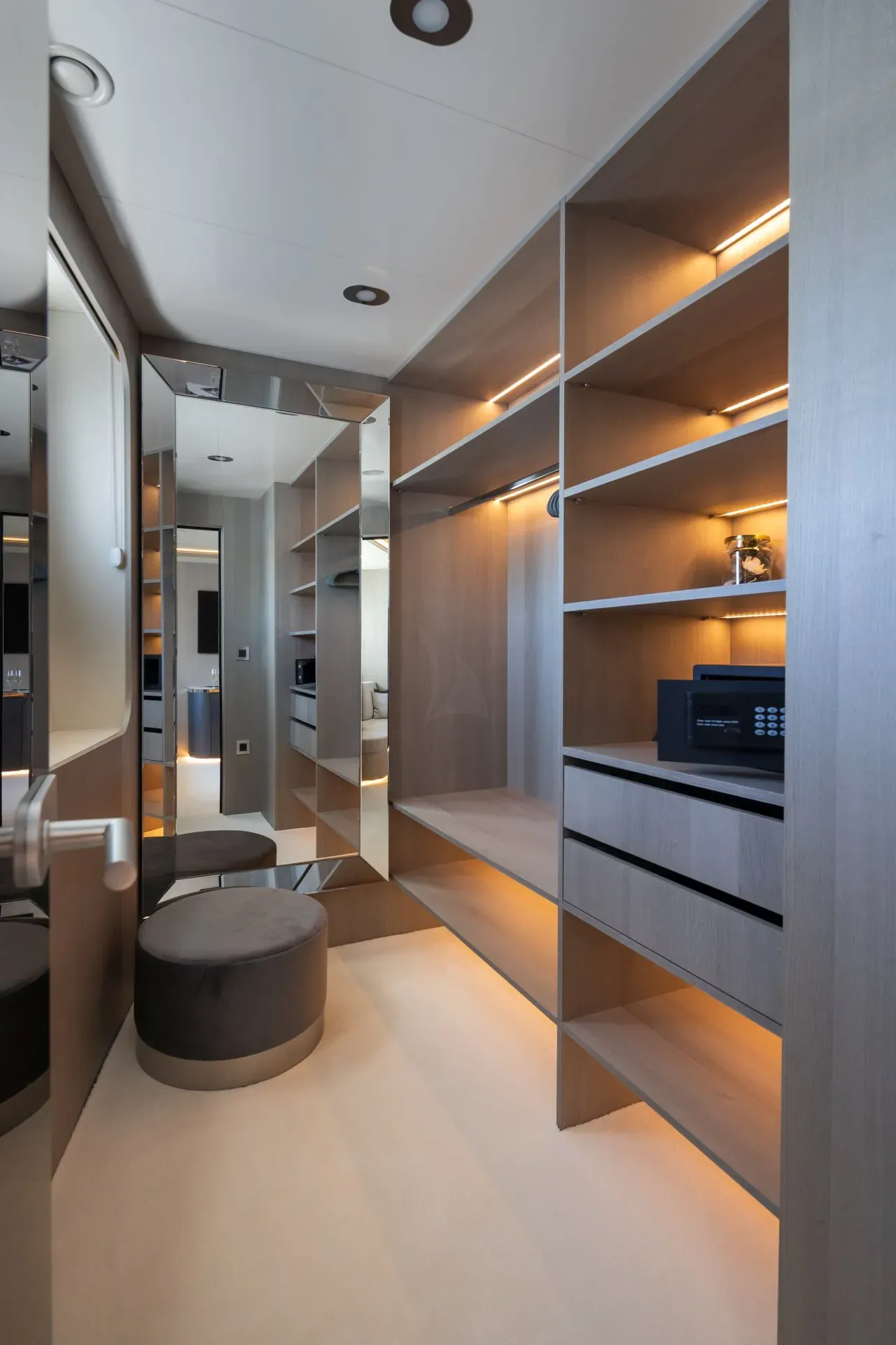 ADRI Radez 45m - walk in closet