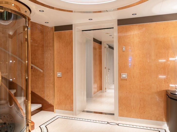 AELIA Benetti 56m - elevator AELIA Benetti 56m - elevator