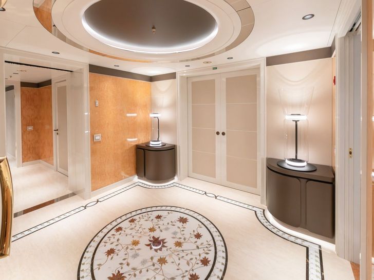 AELIA Benetti 56m - cabin deck foyer AELIA Benetti 56m - cabin deck foyer